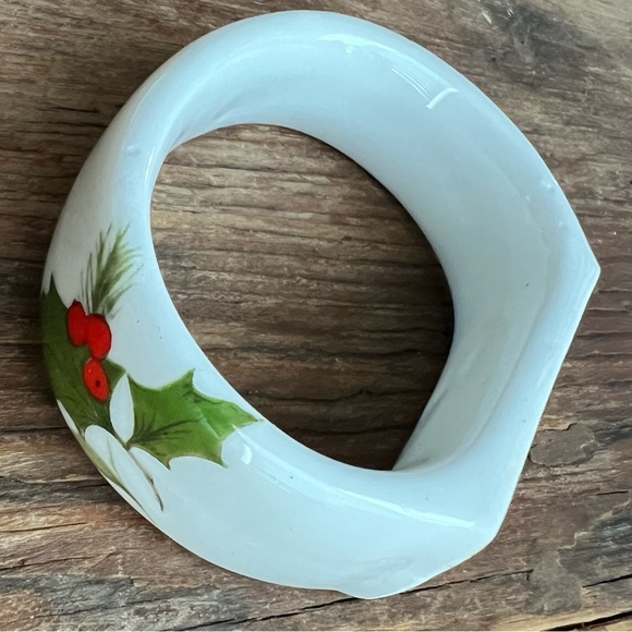 Napkin Holder Rings Bone China Holly Holiday Set Of 4-excellent condition. - Picture 3 of 6